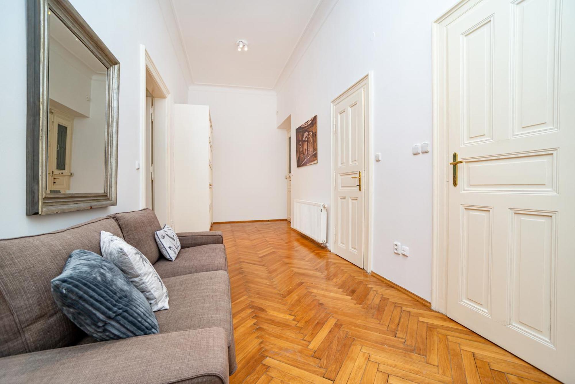 Daire Spacious Two-bedroom In Old Town Prag